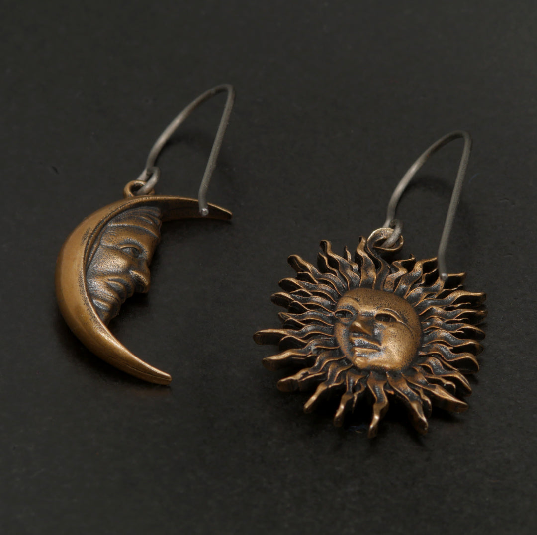 Sun&Moon korvakoru pronssia.